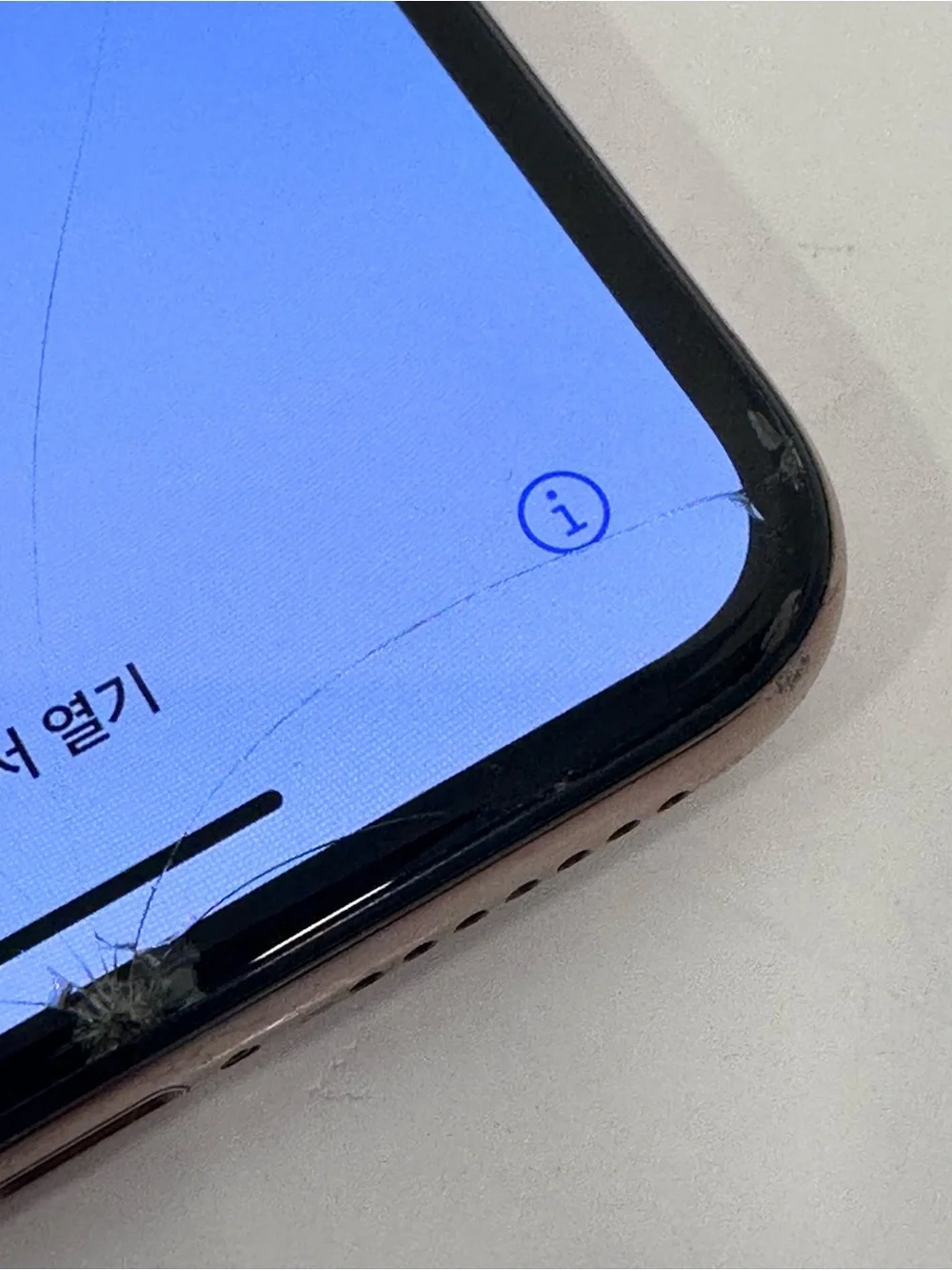 Apple iPhone XS Max - Gold - Cracked Screen /Powers On / For Parts or Repair -